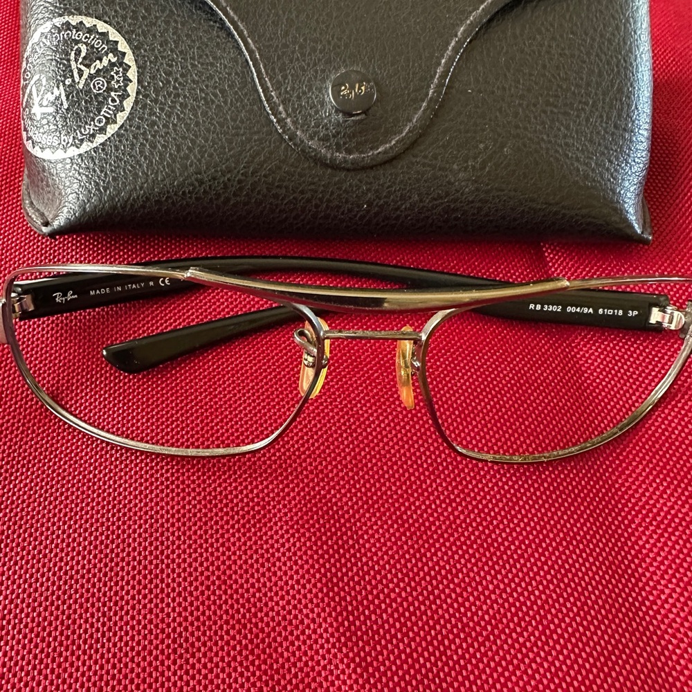 Men’s Ray-Ban frames.